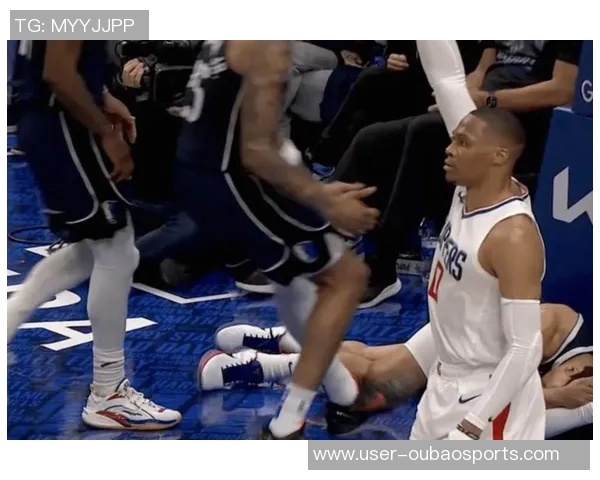 威少训练馆挥汗如雨新赛季去向仍悬而未决引发球迷热议